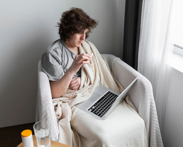 Photo gratuite jeune homme parlant à son médecin par appel vidéo