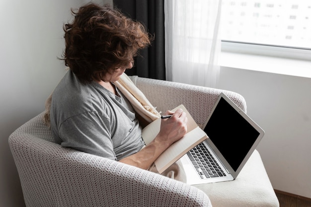 Jeune homme parlant à son médecin par appel vidéo