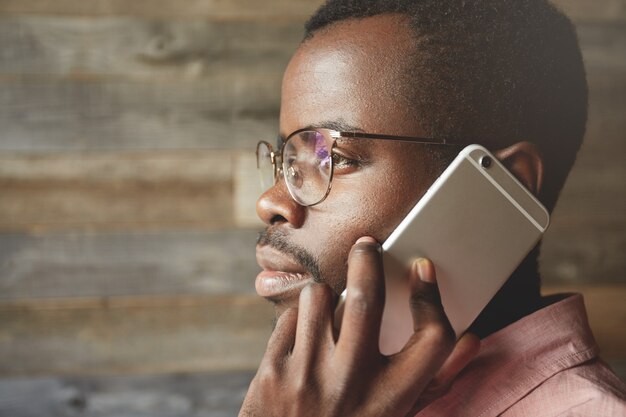 Jeune homme, parler téléphone