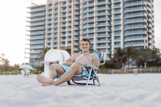 jeune homme sur la plage de Miami. Vacances à Miami.