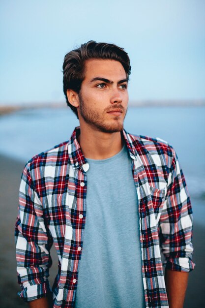 Jeune homme à la plage