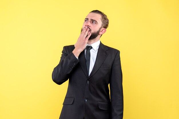 Jeune homme en pleine réflexion