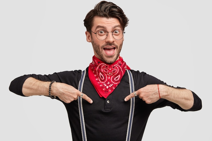 Photo gratuit jeune homme portant un bandana rouge et une chemise noire
