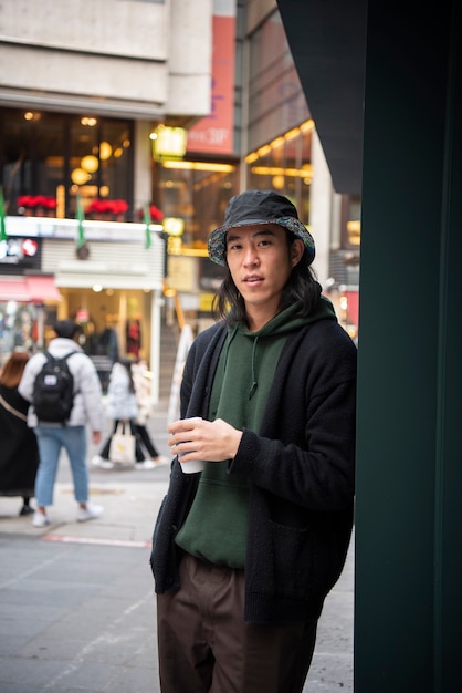 Photo gratuite jeune homme portant un chapeau de seau dans la ville