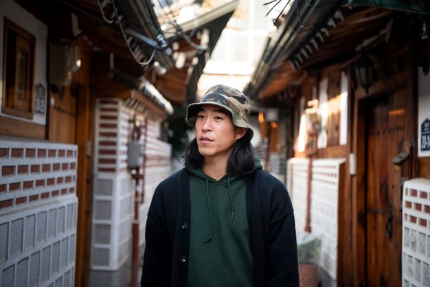 Jeune homme portant un chapeau de seau dans la ville