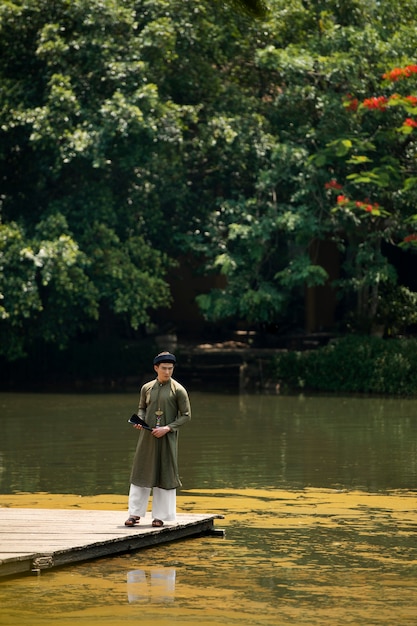 Jeune homme portant un costume ao dai