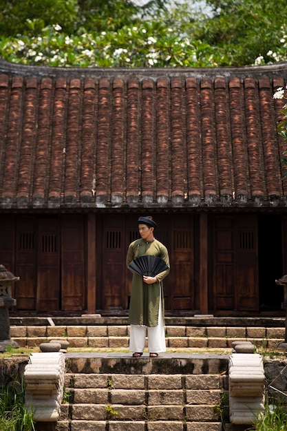 Jeune homme portant un costume ao dai