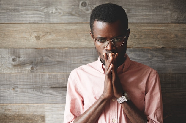 Photo gratuite jeune homme portant des lunettes et une chemise rose