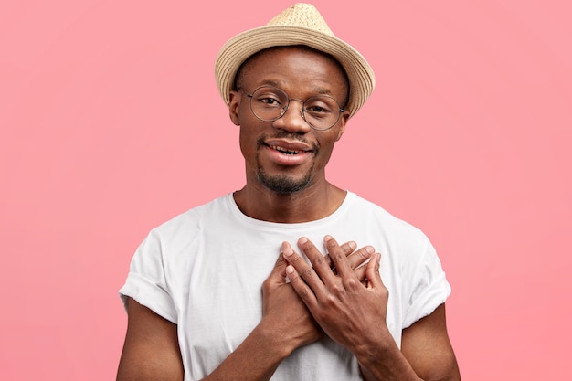 Photo gratuite jeune homme portant des lunettes à la mode et un chapeau de paille