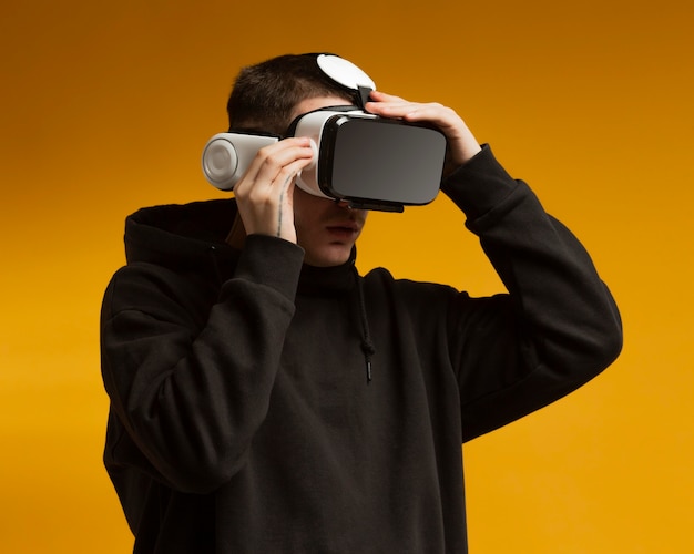 Photo gratuite jeune homme portant des lunettes de réalité virtuelle modernes