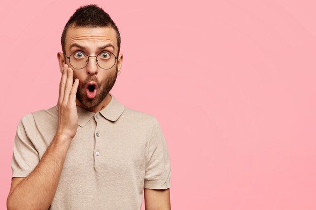 Jeune homme portant des lunettes rondes