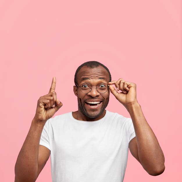 Jeune homme portant des lunettes rondes