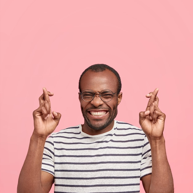 Jeune homme portant des lunettes rondes