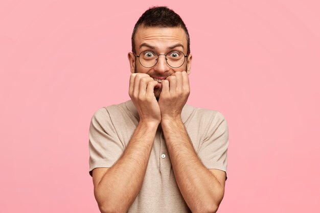 Jeune homme portant des lunettes rondes