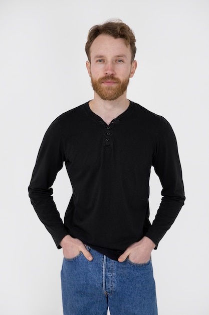 jeune homme, porter, chemise noire, coup moyen