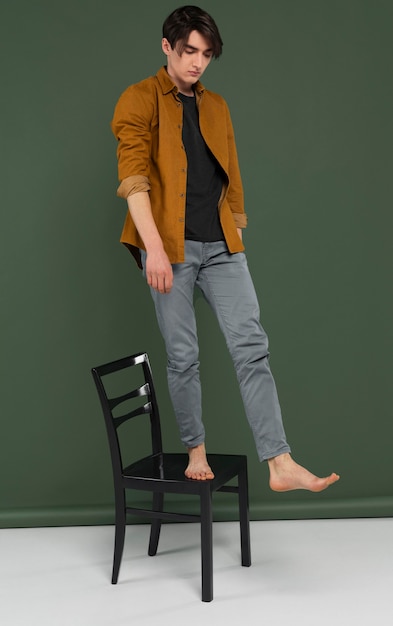 Photo gratuite jeune homme, porter, chemise, poser, sur, chaise