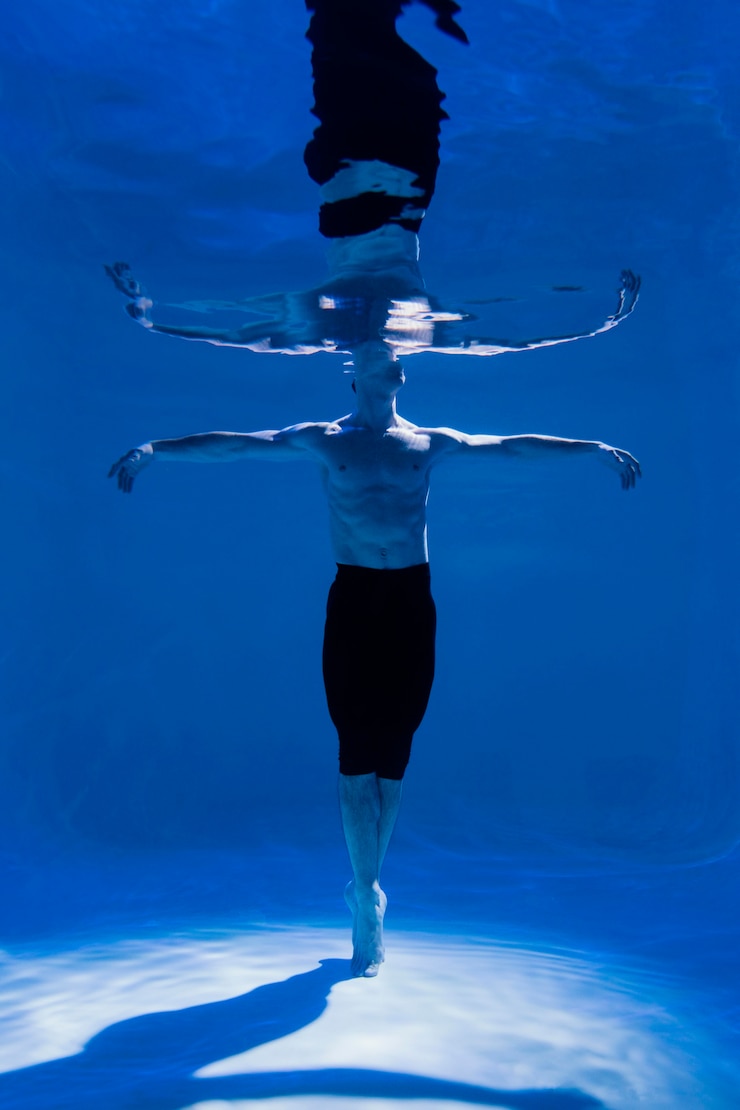 Photo gratuit jeune homme posant sous l'eau