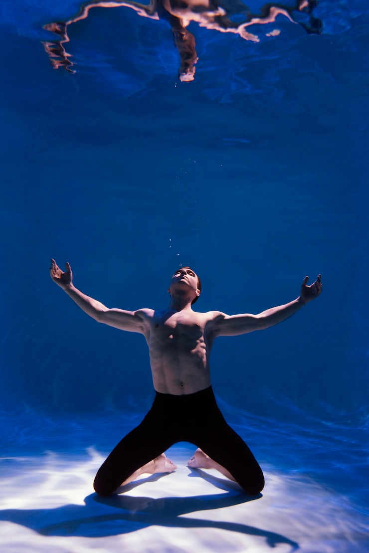 Photo gratuit jeune homme posant sous l'eau
