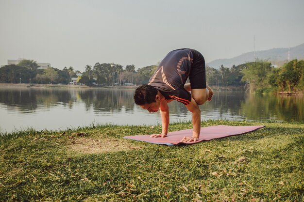 Photo gratuite jeune homme avec pose de yoga acrobatique