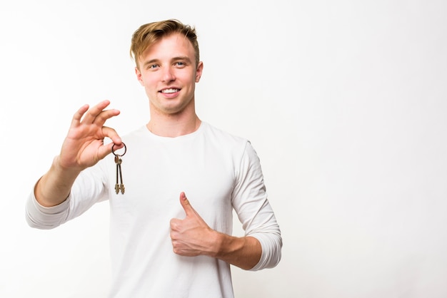 Jeune homme, pouce levé, tenue, clés, à, surface