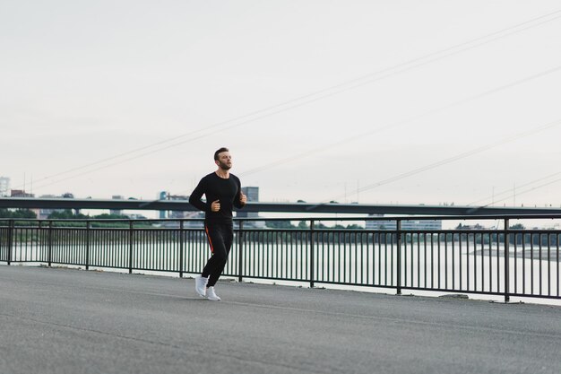 Jeune homme pratiquant des sports dans une ville européenne. Sports en milieu urbain.