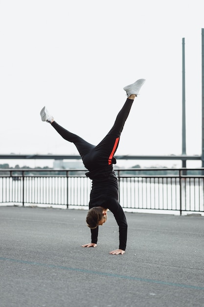 Photo gratuite jeune homme pratiquant des sports dans une ville européenne. sports en milieu urbain.