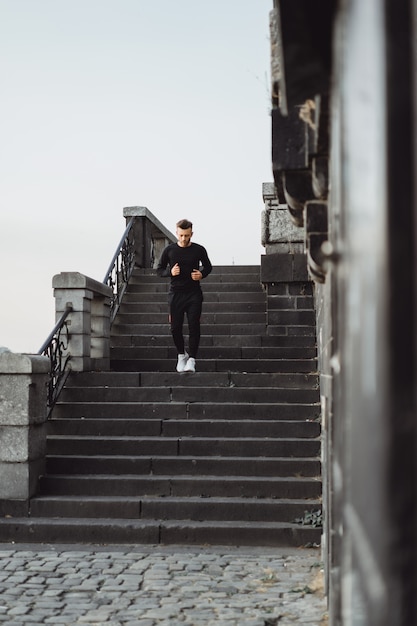 Jeune homme pratiquant des sports dans une ville européenne. Sports en milieu urbain.