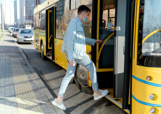 Jeune homme prenant le bus de la ville