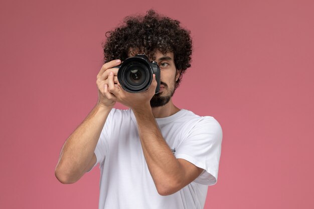 jeune homme prenant une photo au sérieux