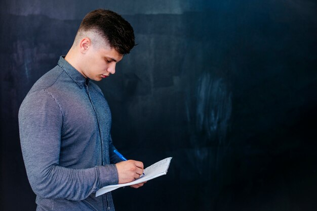 Jeune homme, prendre des notes