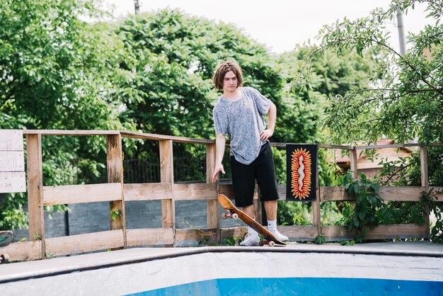 Jeune homme, préparer, à, skateboard