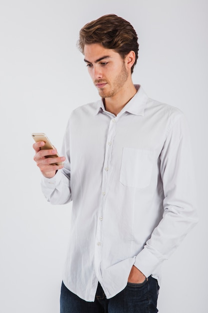 Jeune homme professionnel avec téléphone