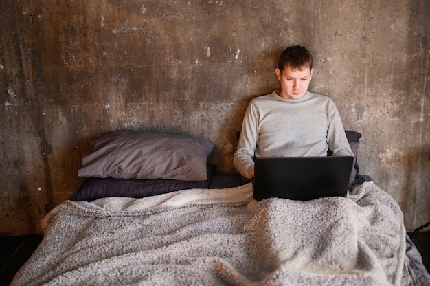 Jeune homme professionnel travaillant à domicile