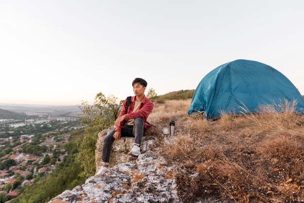 Jeune homme profitant du temps dans la nature