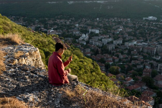 Jeune homme profitant du temps dans la nature