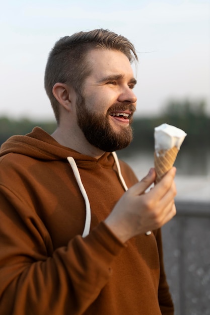 Jeune homme profitant de la nourriture de rue