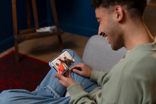 Jeune homme profitant d'une soirée cinéma