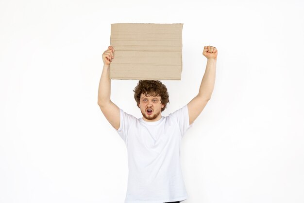 Jeune homme qui protestait avec un tableau blanc