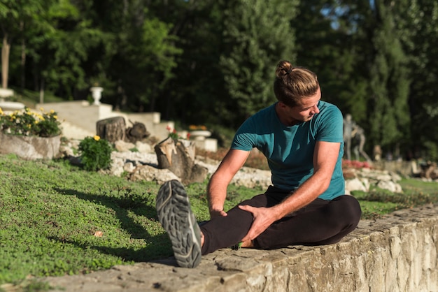 Jeune homme qui s&#39;étend dans le parc