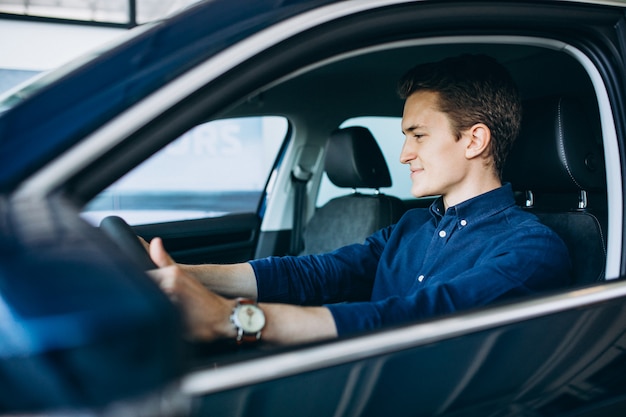 Photo gratuite jeune homme à la recherche d'une voiture à louer