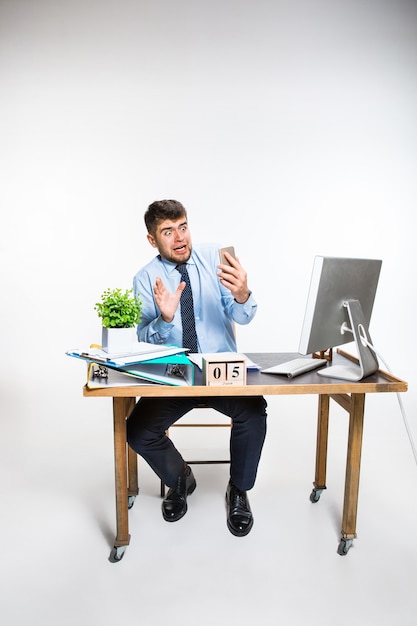 Photo gratuite le jeune homme reçoit des informations terribles et choquantes