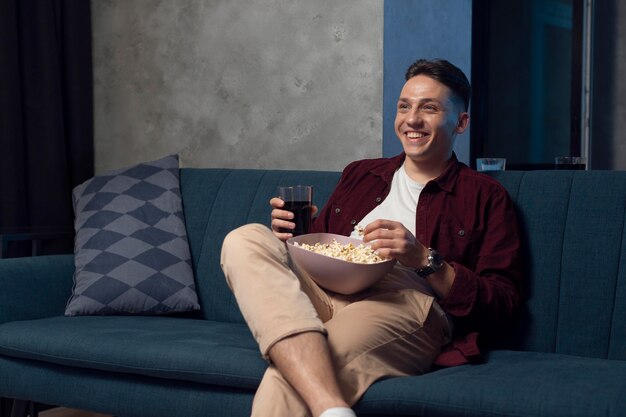 Jeune homme regardant le service de streaming à la maison