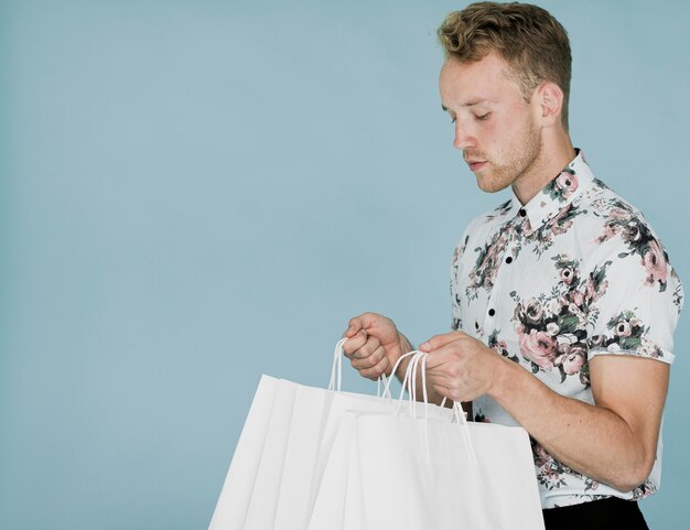 Jeune homme, regarder, sacs