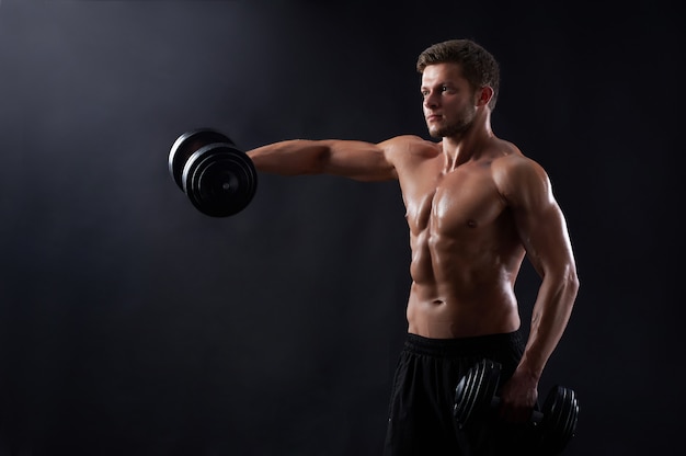 Jeune homme de remise en forme en studio