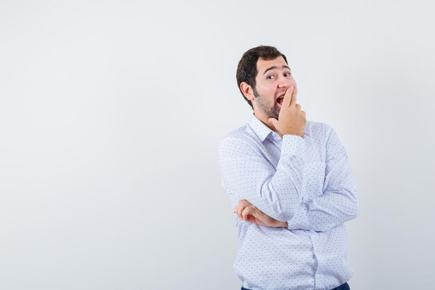 Le jeune homme rit sur fond blanc