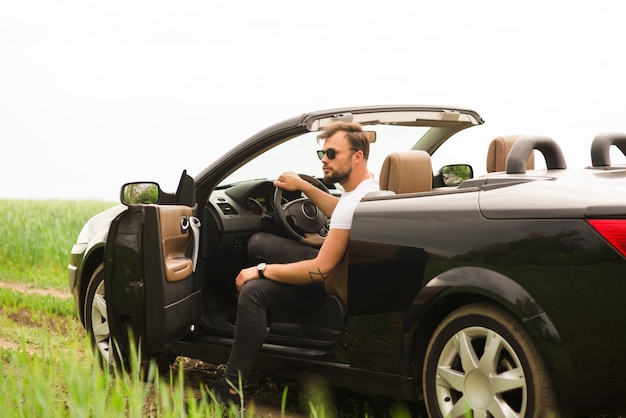 Photo gratuite jeune homme sur un road trip