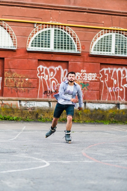 Jeune homme rollers à l&#39;extérieur