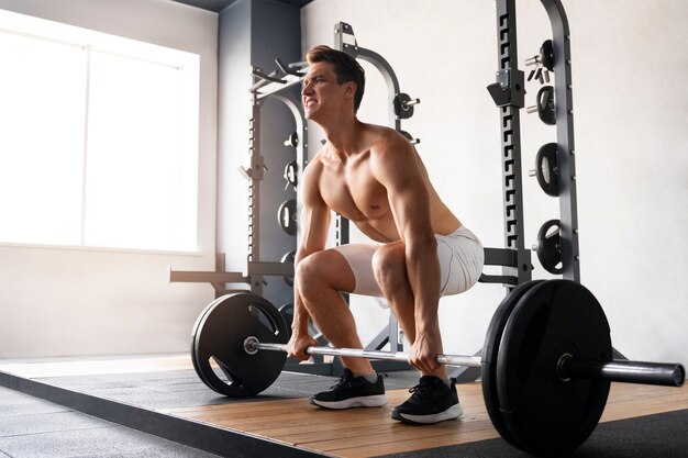 Jeune homme s'entraînant au gymnase pour la musculation