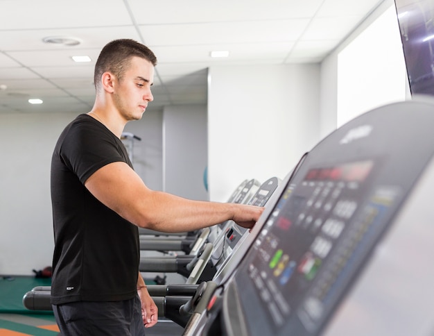 Jeune homme s&#39;entraînant dans la salle de sport