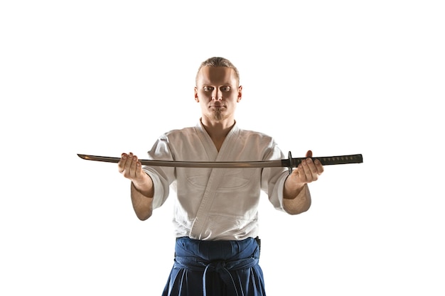 Photo gratuite le jeune homme s'entraîne à l'aikido au studio